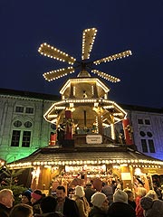 Weihnachtsdorf im Kaiserhof der Residenz  (©Foto: Martin Schmitz)
